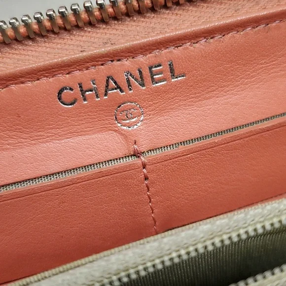 CHANEL shiny patent/quilted leather wallet - Picture 9 of 10